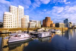Wakacje w Nadrenii: Blisko zamku i atrakcji Düsseldorfu w Hotelu MOXY Düsseldorf South ze śniadaniem