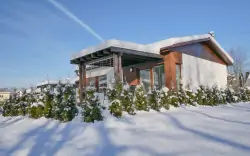 Beskydy v štýlovom apartmáne v Campingu Rožnov pod Radhoštěm s raňajkami a športovými možnosťami + bazén