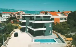 Nyaralás Pag szigeten, Novalján 900 m-re a tengerparttól, a 2-4 fős Sunshine Villa apartmanokban medencével