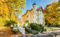 Mariánské Lázně nedaleko centra v historickém B&B Villa Hotelu *** se snídaněmi + zkrášlovací služby v salonu