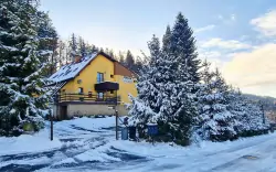 Beskydy pri Pustevenách a ski areáloch: Penzión Na Lůkach s polpenziou, saunou, kúpacou kaďou a skibusom