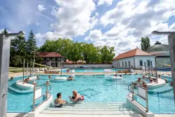 Egri pihenés a fürdőtől 400 méterre a Hotel Unicornis ***-ban félpanziós ellátással és fürdőbelépővel