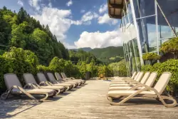 Terasa s lehátkami, NaturHotel Snovik ****, Laze v Tuhinju, Savinjské Alpy, Slovinsko