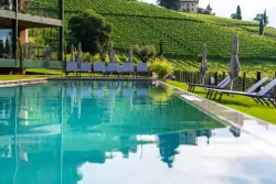 Medence, Villa Naj, Tramin an der Weinstrasse, Olaszország