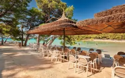 Plážová kaviareň, Pine Beach Resort Pakoštane ***, Pakoštane, Dalmácie, Chorvátsko 