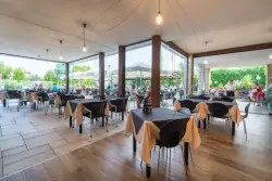 Restaurace s terasou, Residence Primera, Moniga del Garda 8BS), Itálie