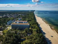 Prímorské letovisko Pobierowo priamo pri pláži v Pinea Resorte s polpenziou a neobmedzeným wellness so saunami