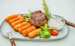 Steak s kroketami, Nyerges Hotel Termál ***, Monor, Maďarsko