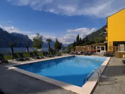 Napozóágyakkal ellátott medence, Hotel Sole ***, Malcesine, Olaszország