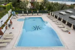 Bazén s ležadlami, Hotel Florida ***, Limone (BS), Taliansko