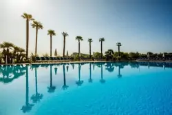 Venku bazén palmy, Onda Blu Resort ****, Manerba del Garda, Itálie