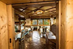 Reštaurácia s drevom, Hotel Lagorai Panoramic Resort ****, Cavalese, Taliansko