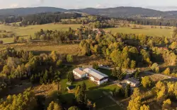 Pobyt blisko Lipna i granicy z Austrią: Resort Pasečná ze śniadaniem lub obiadokolacją + letni basen, sauna 