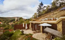 Maďarsko: Pobyt v jaskynnej izbe v Sirocave Barlang Apartmanok s raňajkami alebo polpenziou a wellness