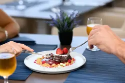 Dezert s ovocím, Hotel Yacht Wellness & Business ****, Siófok, Maďarsko