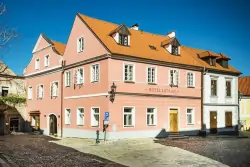 Český Krumlov 150 m od zámku: Historický Hotel Latrán **** se snídaněmi + welcome drink a sleva do restaurace