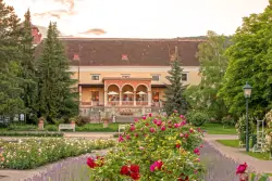 Kert pavilonnal, Pytloun Schlosshotel Weikersdorf ****, Baden, Ausztria