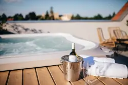 Zewnętrzne jacuzzi, Resort Lednice EisGrub ***, Lednice, Czechy