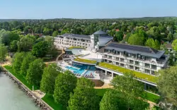 Pobyt na břehu Balatonu v Kenese Bay Garden Resort & Conference ****+ s polopenzí, soukromou pláží a wellness