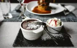 Přepychové jídlo v hotelové restauraci