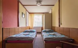 Pokoje jsou pohodlné a funkčně zařízené