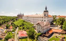 Kutná Hora: Pobyt s výhledem na chrám sv. Barbory v dobové Vile U Varhanáře *** s polopenzí a láhví vína