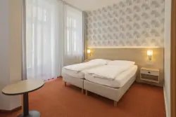 Kúpeľný pobyt v Mariánskych Lázňach v 3* Hoteli Flora s neobmedzeným bazénom a až 20 procedúrami + plná penzia
