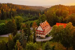 Český ráj: Parádní dovolená v Parkhotelu Skalní město *** s vínem neomezeně + polopenze a 50% sleva na vířivku