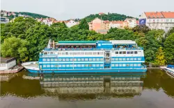 Centrum Prahy : Netradiční pobyt přímo na Vltavě v Botelu Vodník *** se snídaněmi formou bufetu