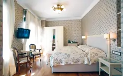 Hlavu složíte v elegantních dvoulůžkových pokojích