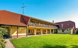 Dunajská Streda: Penzion Fortune s polopenzí a celodenním vstupem do Thermalparku s termálními bazény + tenis