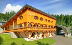 Krkonoše: Špindlerův Mlýn v Hotelu Lesana *** s polopenzí, neomezeným wellness (bazény, sauny) a kulečníkem