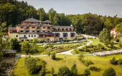 Rychnov nad Kněžnou: Hotel Studánka **** obklopený přírodou s polopenzí, wellness, romantickou koupelí + zábal