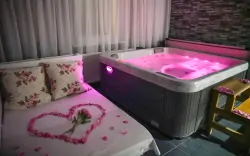 Užite si dokonalú relaxáciu v privátnom wellness s vírivkou