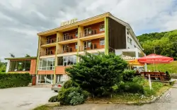 Slovensko přímo u vodní nádrže Ružín a 25 km od Košic v Penzionu Sivec se snídaní či polopenzí