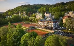 Mariánské Lázně: Luxusní Hotel Queens **** s neomezeným wellness centrem (bazén, vířivka, sauny) a polopenzí