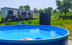 Pobyt na łonie natury w pobliżu Ołomuńca w stylowym TINY HOUSE Black Swallow aż dla 4 osób + śniadanie i basen