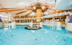 Sárvár: VitalMED Hotel **** propojený s lázněmi s neomezeným vstupem do termálních bazénů a saun + polopenze