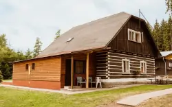 Adršpašské skály: Chatový areál Zděřina s polopenzí a bohatým vyžitím pro děti i dospělé + večer s filmy