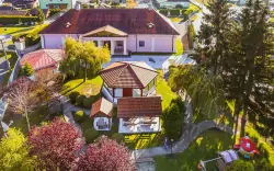 Feltöltődés Besenyőfalu közelében, a Happy Village ***-ben, gazdag reggelivel és szaunázással 
