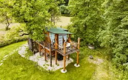 Glamping v Bílých Karpatech ve Stromodomu Žítková se snídaní, domácím likérem a zahradním grilem + šipky