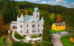 Karlove Vary: Zámocký pobyt v Chateau Cihelny **** s raňajkami či polpenziou, neobmedzeným wellness a masážou