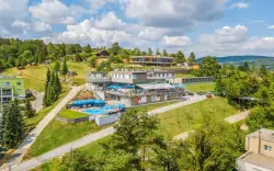 Relax u Brněnské přehrady v Hotelu Rakovec *** se snídaní/polopenzí a wellness s bazénem, vířivkou a saunami
