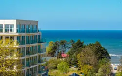 Baltské more 500 m od pláže v Resorte Król Plaza Spa & Wellness s polpenziou a neobmedzeným bazénom + 3 sauny