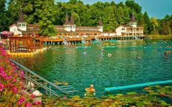 Hévíz: Pihenés a Park Hotel ***-ben félpanzióval és belépéssel a Hévízi Tófürdőbe a Balaton közelében