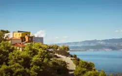 Vrbnik iba 110 m od pláže vo vinárskom Hoteli Vinotel Gospoja **** s raňajkami či polpenziou a krytým bazénom