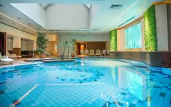 Hévíz len 600 m od termálneho jazera v Hoteli Palace **** s polpenziou a neobmedzeným wellness (bazén, sauny)
