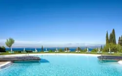 Napozóágyakkal ellátott medence, Germano Suites, Bardolino (BS)