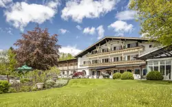 Pihenés a Bajor Alpok lábánál az 5*-os Hotel Alpenhof Murnauban, reggelivel, luxus wellnessel és 7 szaunával
