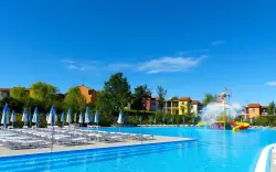 Veneto 2 km od Lago di Garda v rezorte Belvedere Village s raňajkami alebo polpenziou a 3 bazénmi + animácie